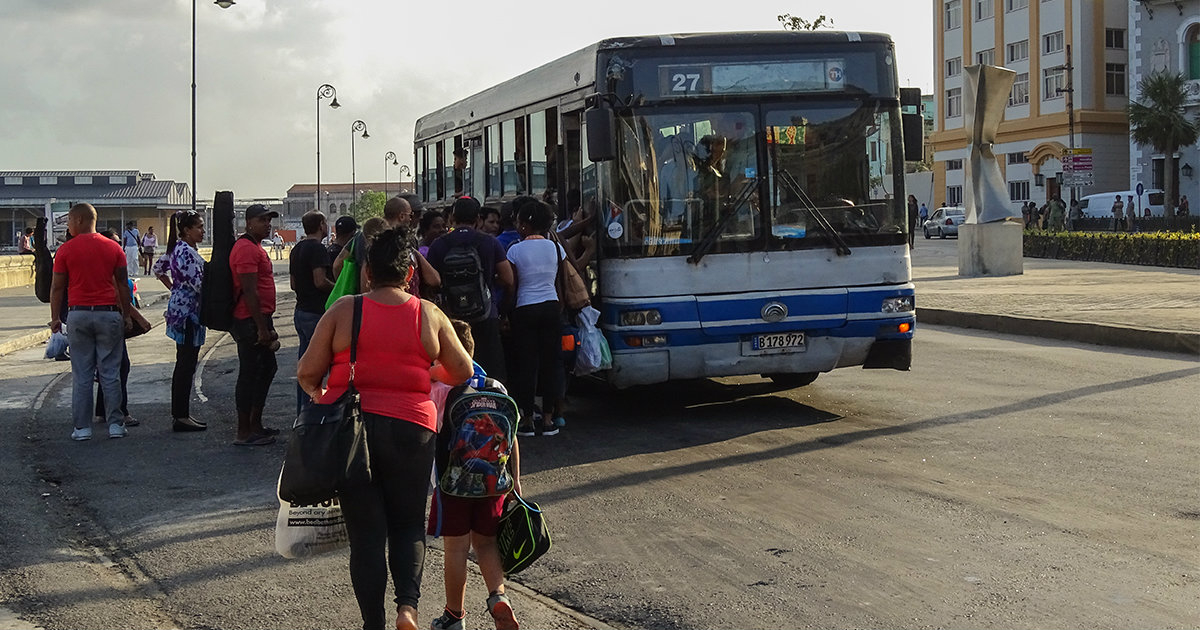 Guagua 27 en la Alameda de Paula © CiberCuba