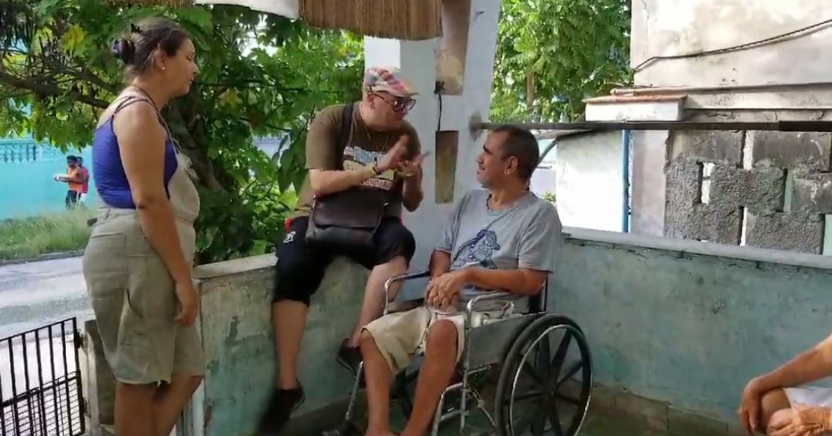 El artista cubano Erich Concepción habla con un discapacitado en Cuba © Captura de Facebook / Erich Concepcion Quicutis