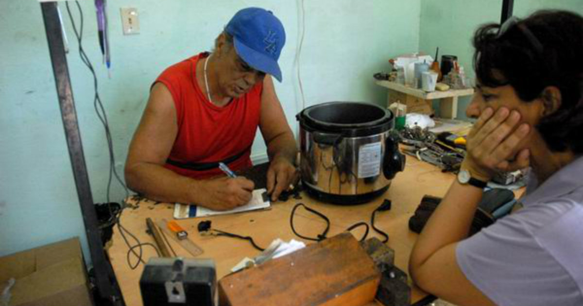 Taller de reparación de electrodomésticos en Cuba © Radio Rebelde /Agustín Borrego