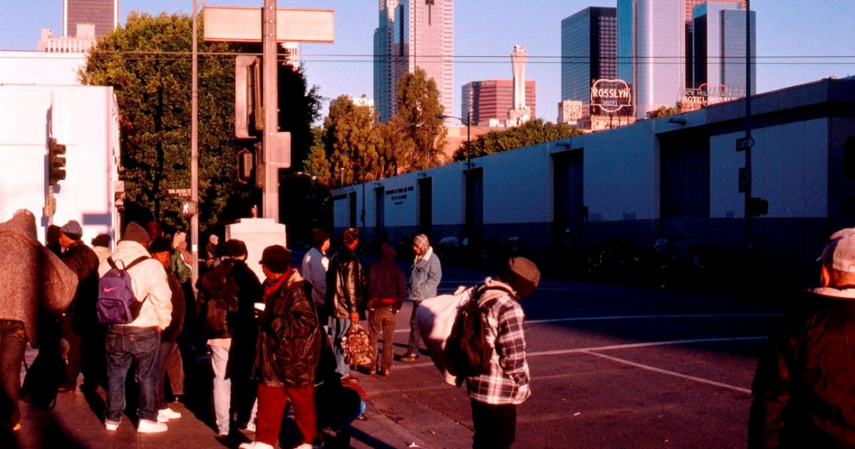 Sin techo, dejando un albergue en Los Ángeles, al amanecer. © Gilbert Mercier / Flickr