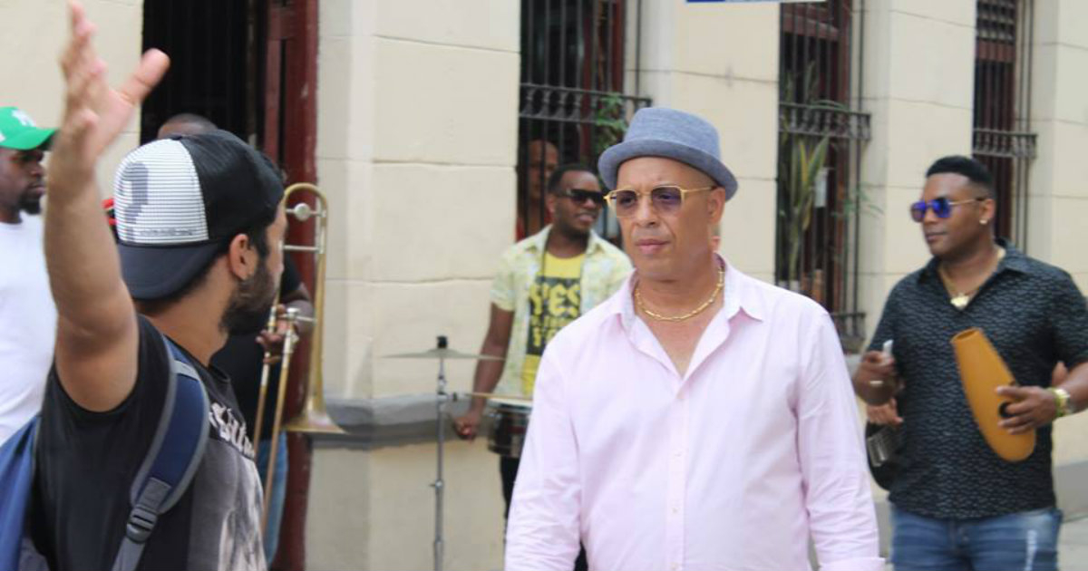 Issac Delgado caminando por La Habana en una imagen de archivo © Facebook/ Issac Delgado