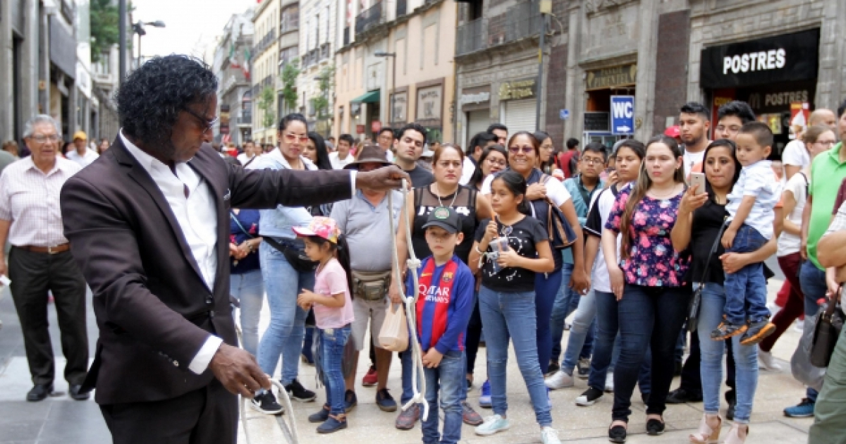 Juan hace trucos de magia en el centro histórico de Ciudad México. © Notimex/Guillermo Granados