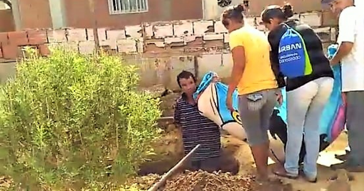 Familia de Venezuela entierran a un ser querido en el patio de su casa © Captura vídeo de TVVenezuela Noticias