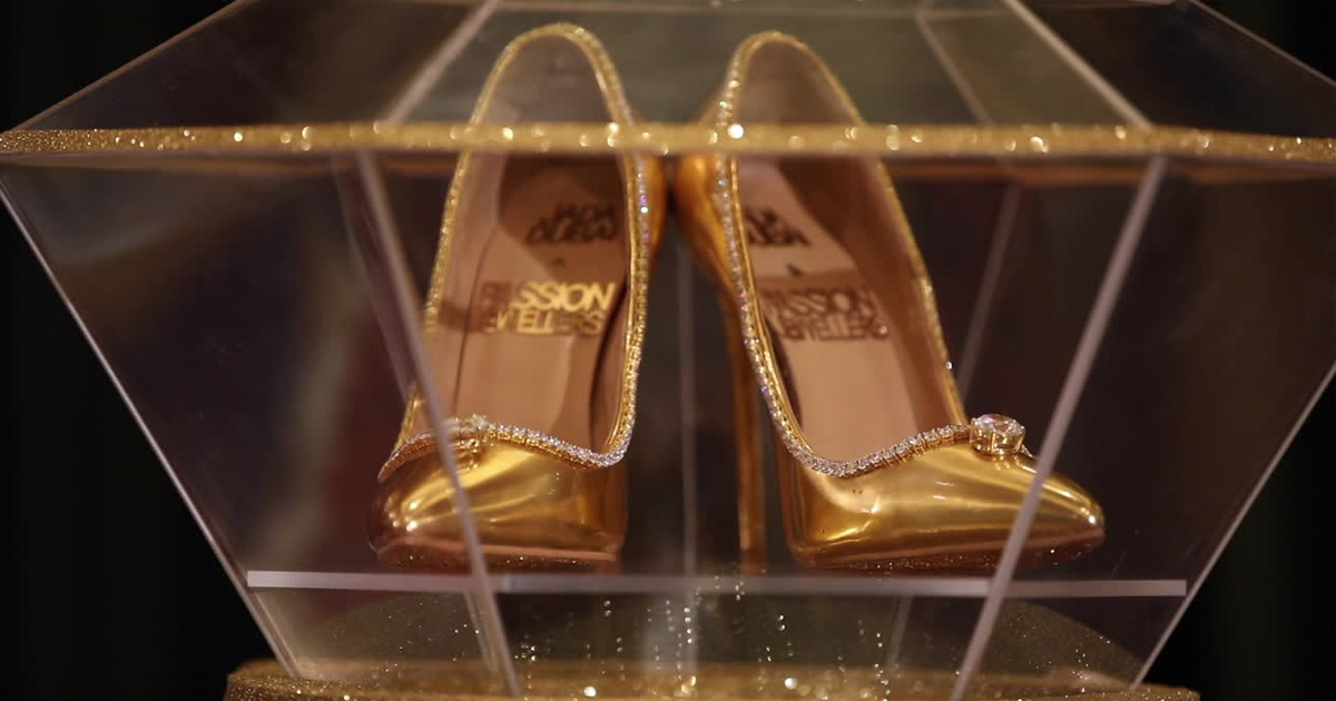 Zapatos de oro, seda, cuero y diamantes © Ruptly