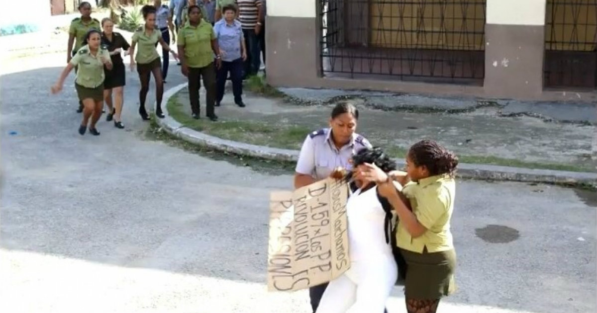 Berta Soler, detenida por agentes de la Seguridad del Estado. © Berta Soler / Twitter