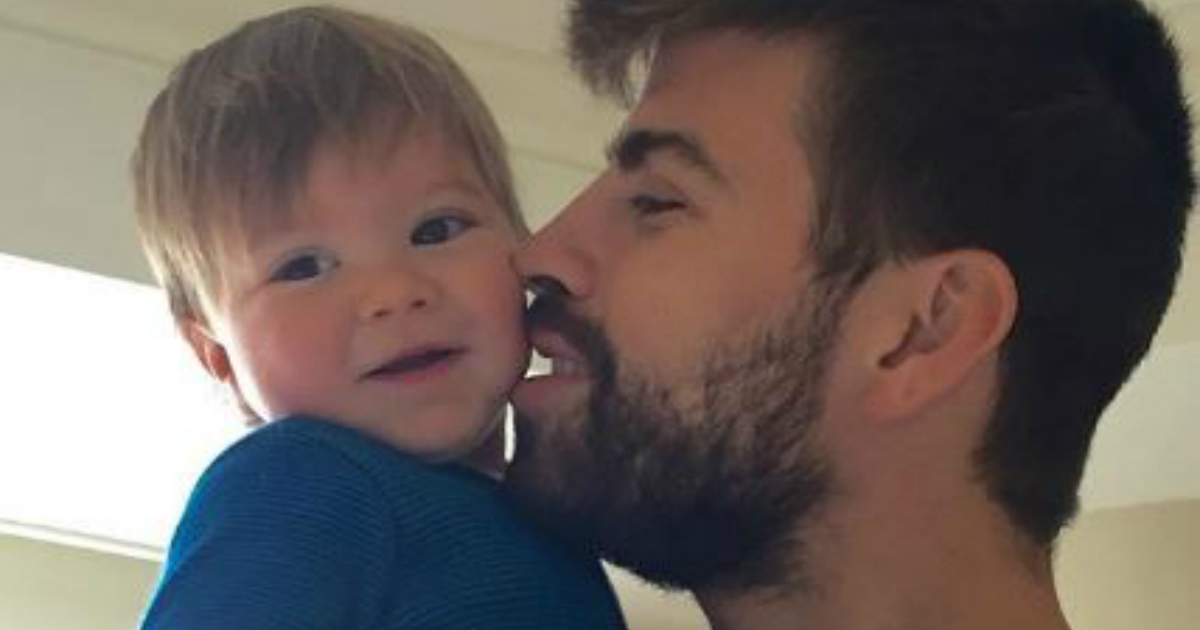 Gerard Piqué con su hijo menor Sasha © Instagram / Shakira