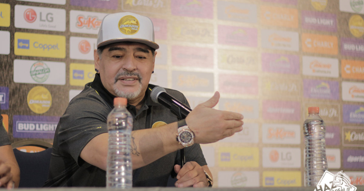 Maradona habla con la prensa como técnico de los Dorados de Sinaloa © Facebook / Dorados de Sinaloa