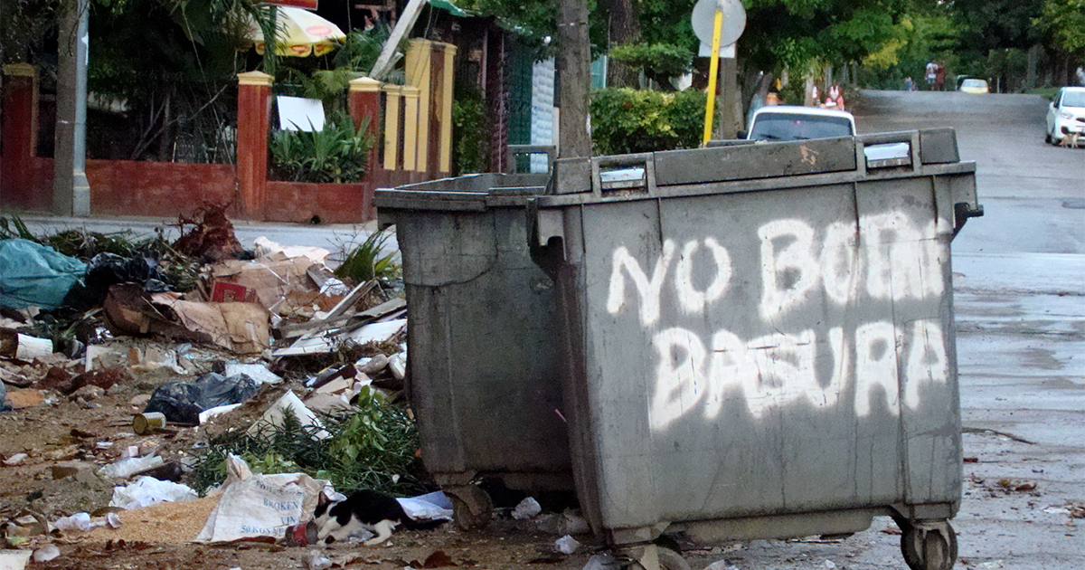 Aglomeración de basura en una esquina en Cuba © CiberCuba