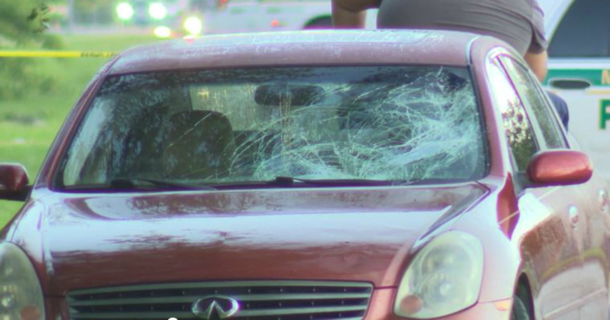 Imagen que muestra cómo quedó el auto que atropelló a la estudiante © Captura de Local10New