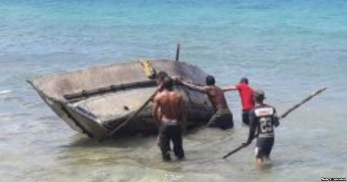 Embarcación rescatada © Cayman 17 News