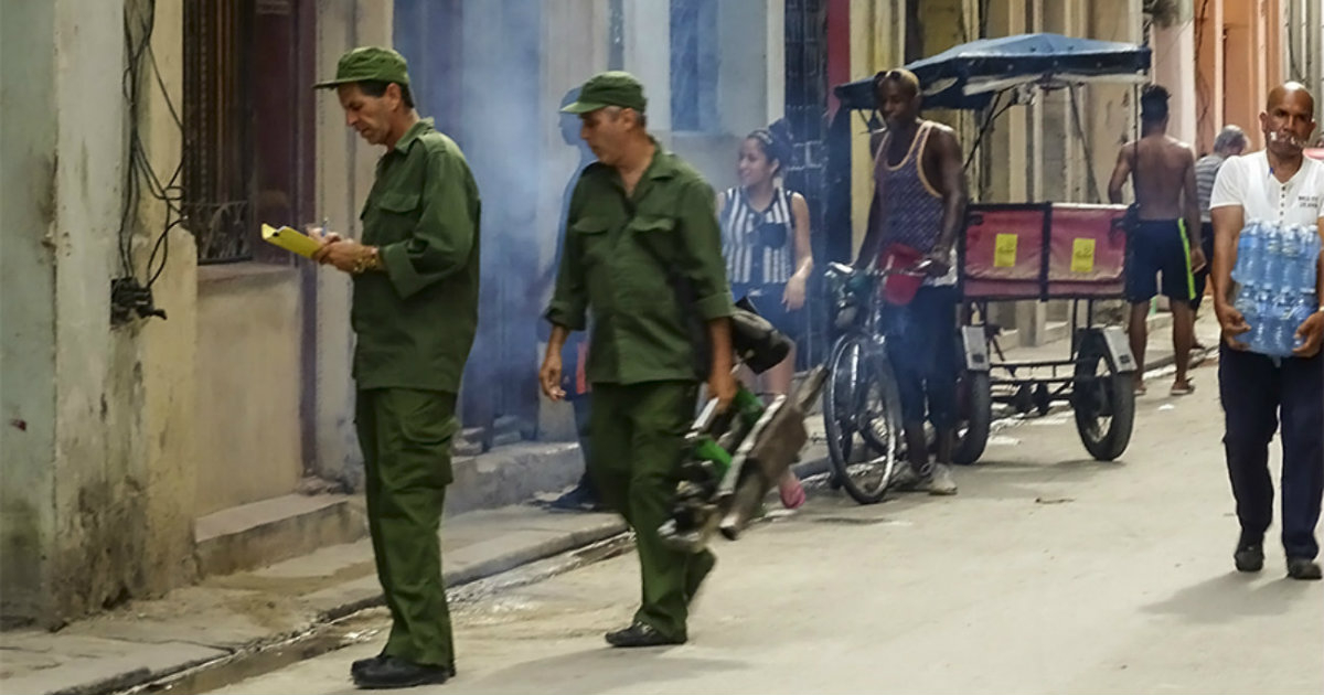 Fumigación contra el Aedes Aegypti en La Habana. © CiberCuba