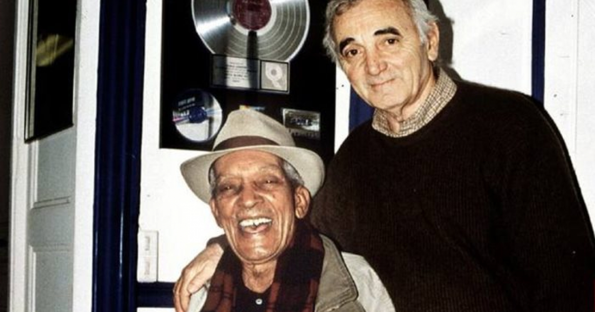 Charles Aznavour junto a Compay Segundo, durante su visita a Cuba © Cubarte