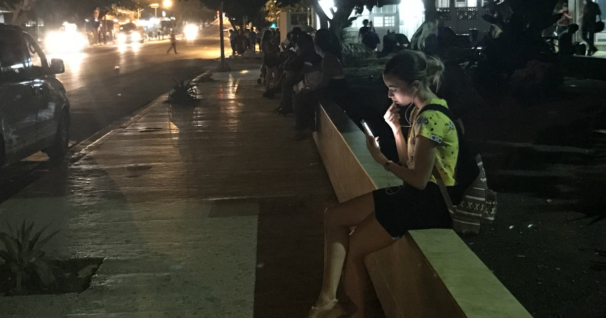 Cubanos se conectan a internet en puntos wifi © CiberCuba