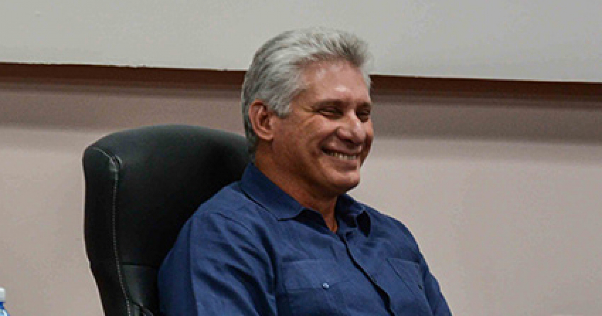 Miguel Díaz-Canel en la causura del evento con informáticos cubanos © ACN