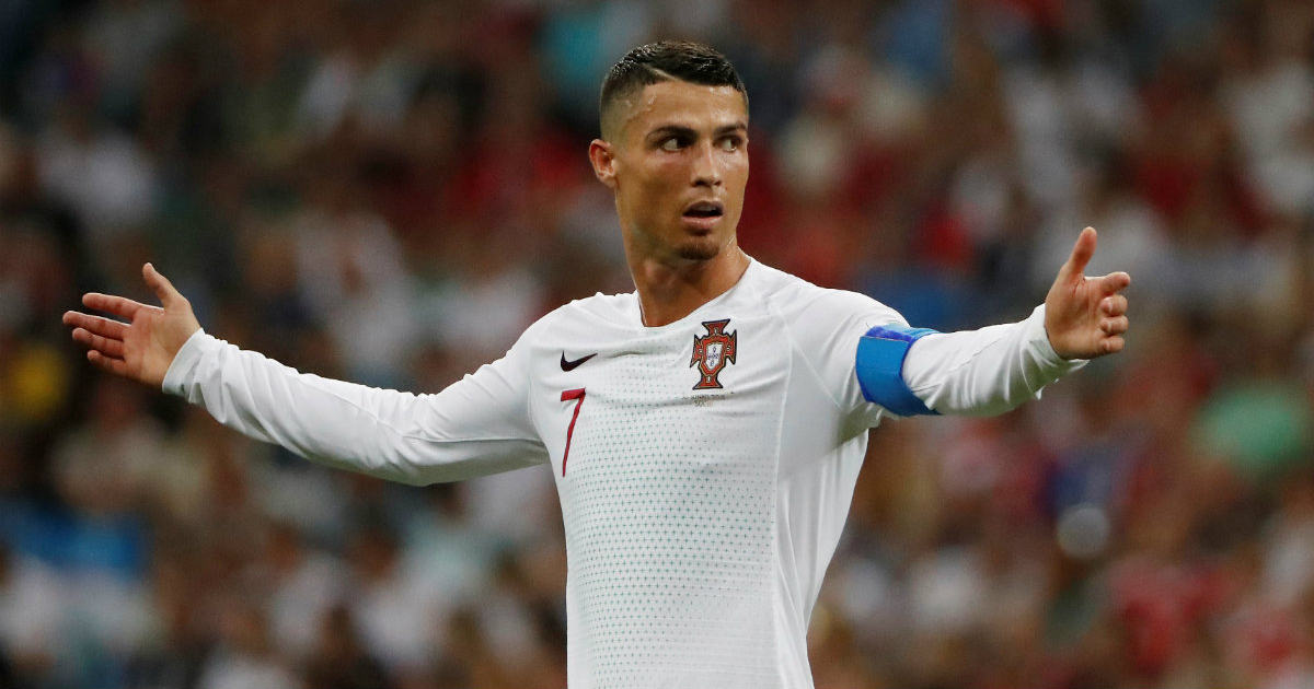 Cristiano Ronaldo alza los brazos en señal de protesta en un partido con Portugal © REUTERS / Jorge Silva