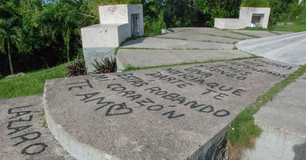 Grafiti en el monumento la Loma del Capiro, en Santa Clara © Vanguardia/ SMB