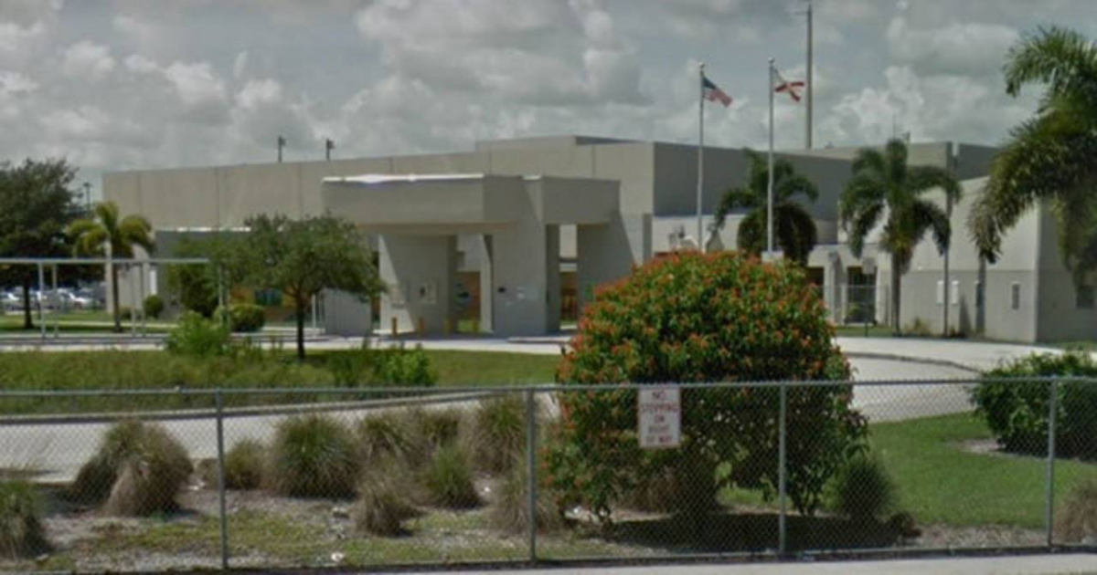 Parte exterior de Everglades High School en una imagen de archivo © Local10