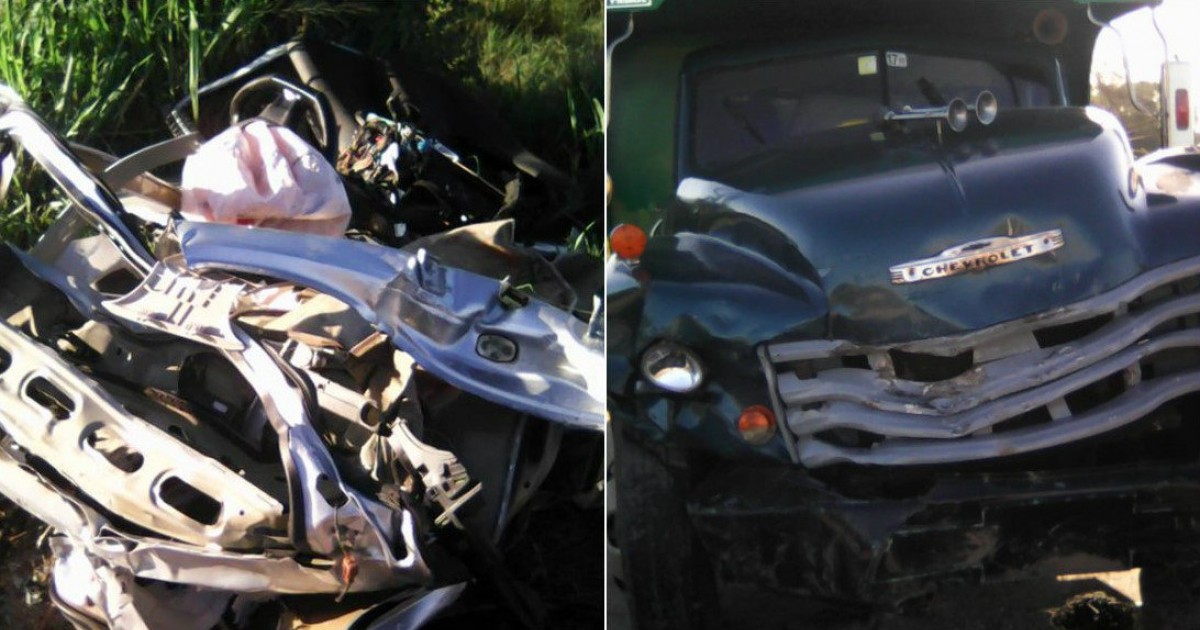 El auto de turismo y el camión momentos después del accidente en Jatibonico © Radio Jatibonico