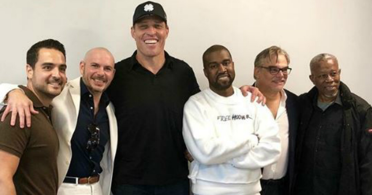 Pitbull, Kanye West y Tony Robbins junto a otros miembros de la escuela Slam de Miami. © Instagram / Pitbull