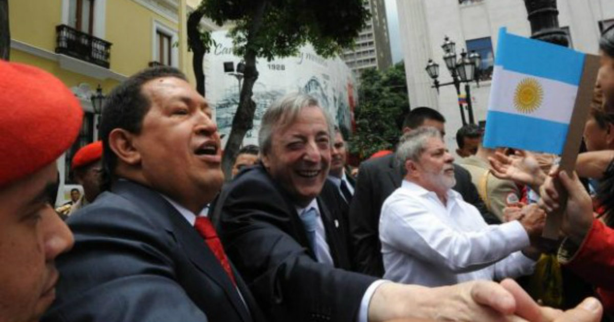 Hugo Chávez, Néstor Kirchner y Lula, al fondo. © AIN