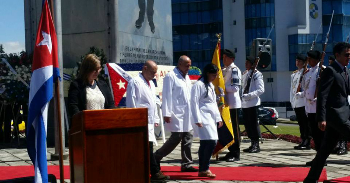 Médicos cubanos en Ecuador, en un acto oficial. © Facebook/Acure-Ecuador