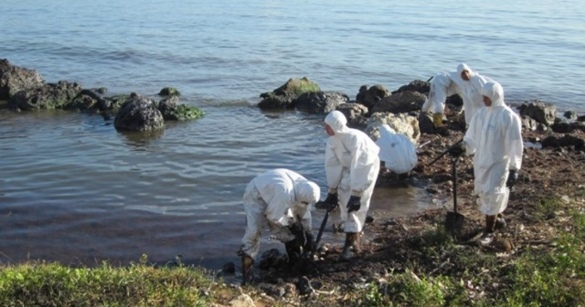 Trabajadores limpian la bahía de Matanzas. © Foto: Hugo García