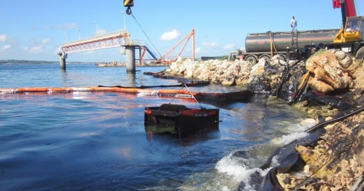 Derrame de petróleo en la bahía de Matanzas © Juventud Rebelde/ Hugo García