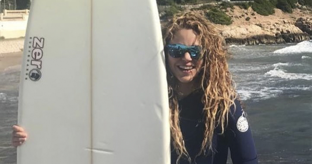 Shakira surfeando © Instagram / Shakira