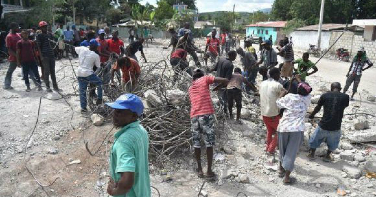Damnificados por el terremoto en Haití en la calle © Cubadebate