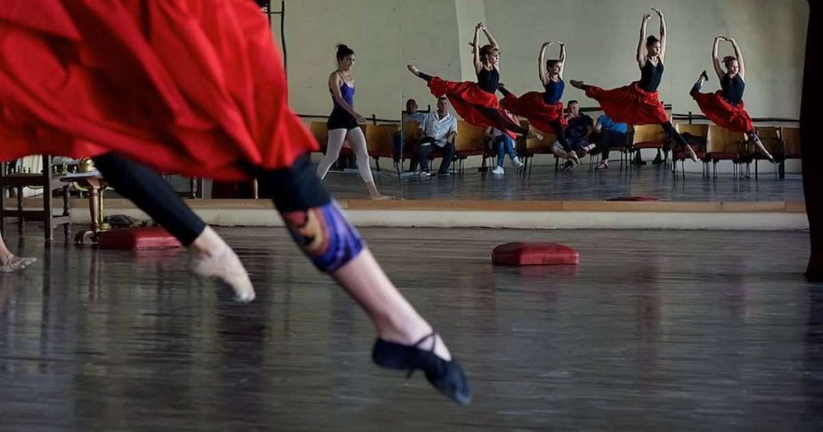 Bailarines cubanos © Facebook /Ballet Contemporáneo de Camagüey-Oficial