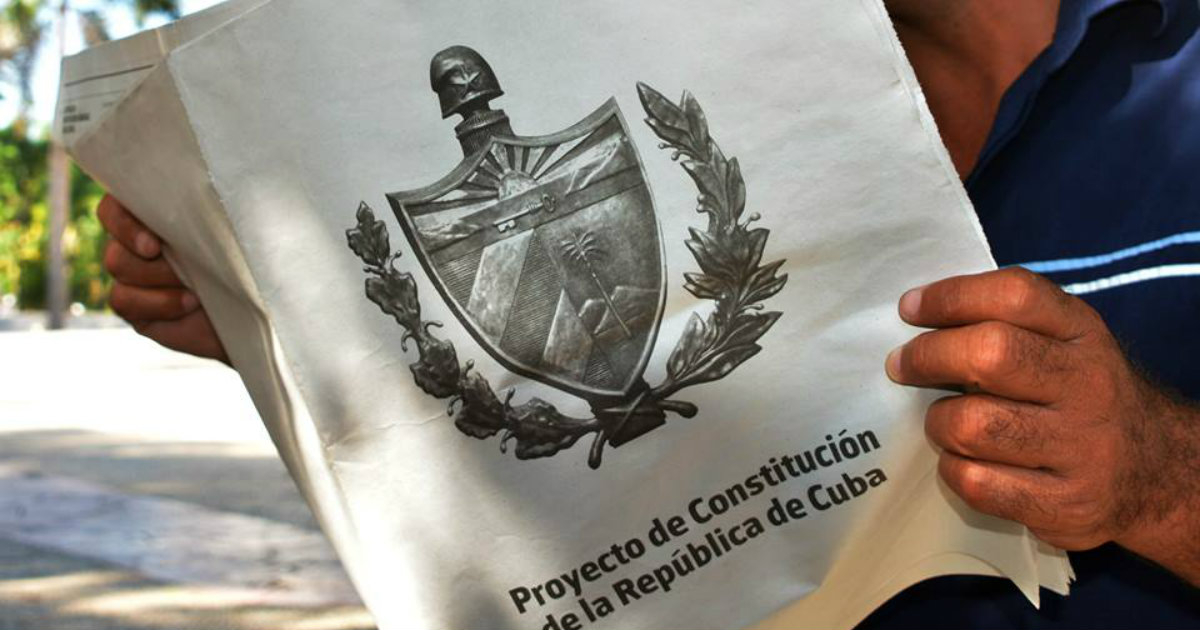 Un cubano lee el Proyecto de Constitución de la República de Cuba © Facebook/ Asamblea Nacional de Cuba