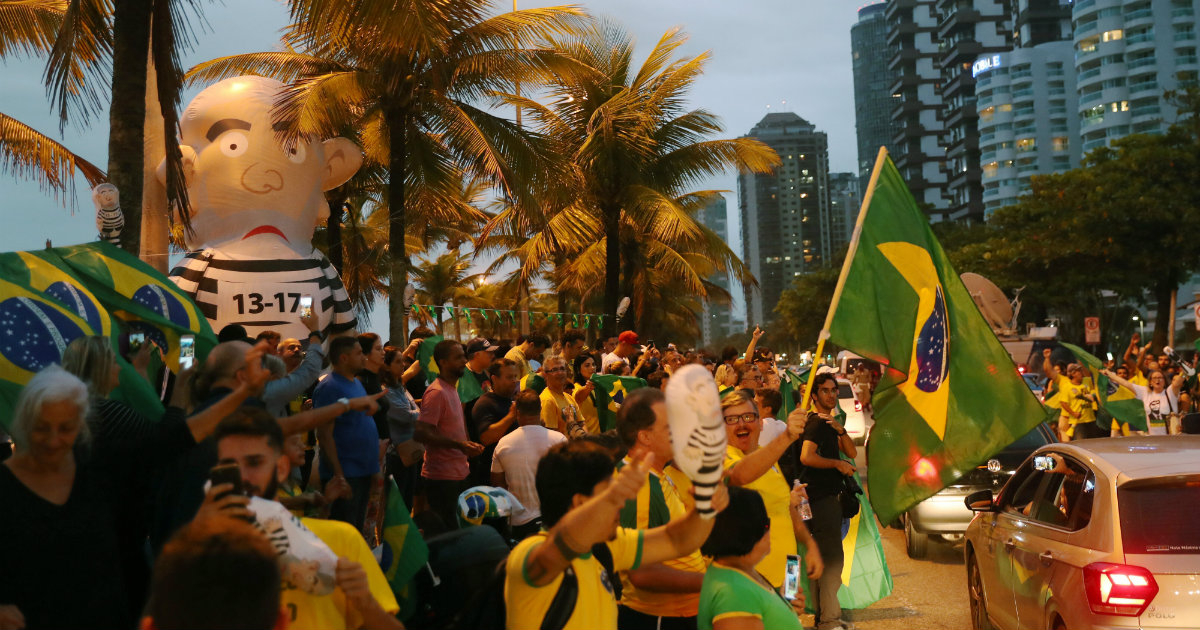Simpatizantes de Jair Bolsonaro celebran la victoria en las calles © REUTERS / Ricardo Moraes 