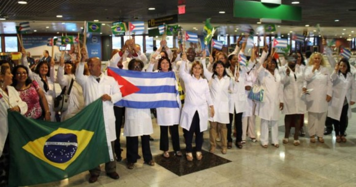 Médicos cubanos a su llegada a territorio brasileño © Cubadebate