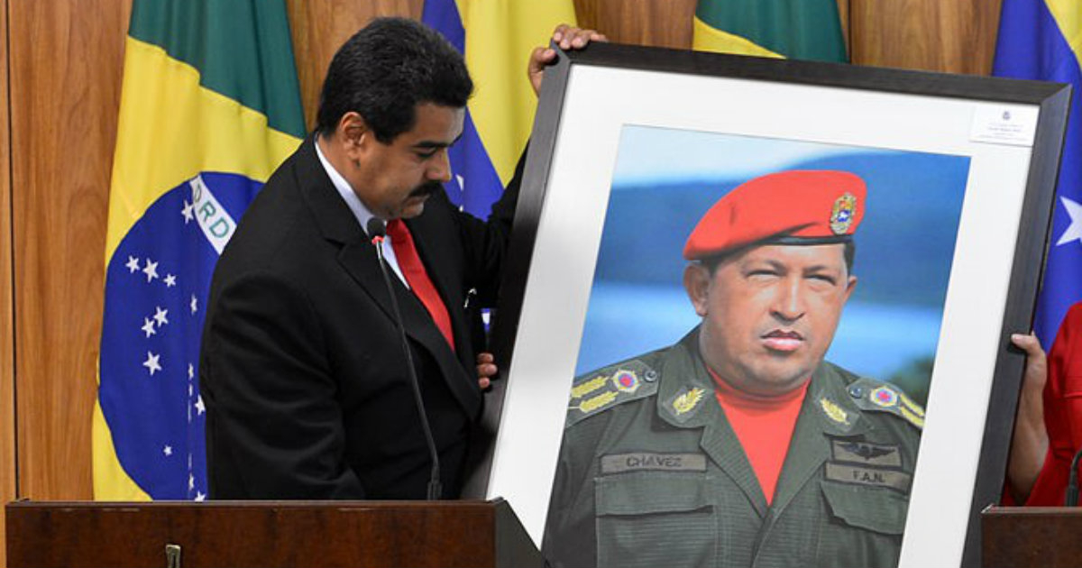 Nicolás Maduro mira un retrato de Hugo Chávez © Wikipedia