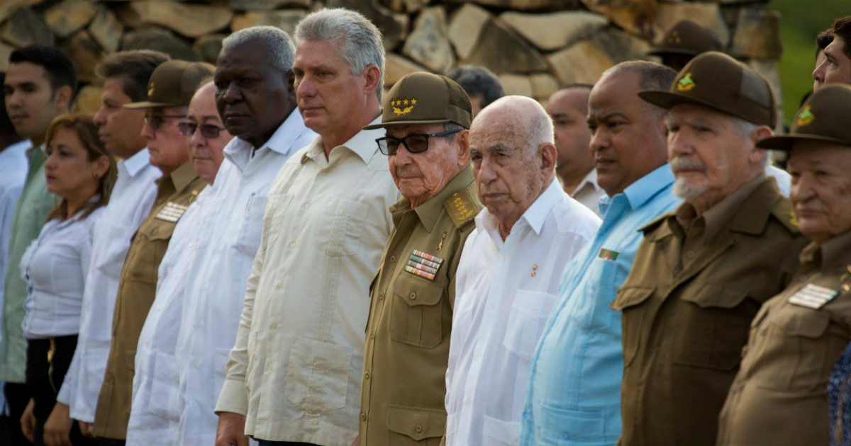 Miguel Díaz-Canel con algunos de los llamados "históricos" de la Revolución, entre ellos Raúl Castro © Cubadebate