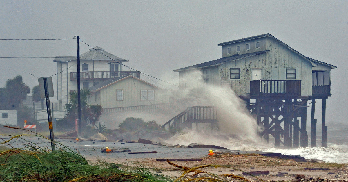Grandes olas impactan sobre hogares en la costa de la Florida © REUTERS / Steve Nesius