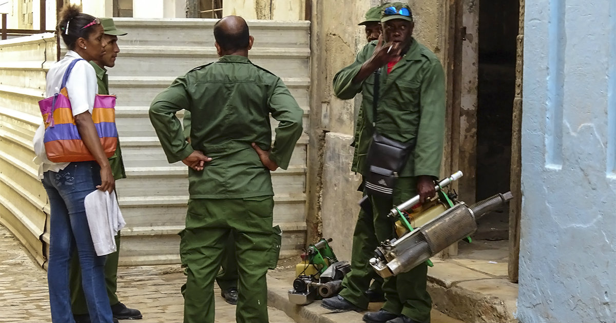 Fumigadores, en La Habana. © CiberCuba.