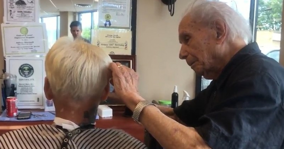Anthony Mancinelli corta el pelo a un cliente. © Captura de video en Youtube
