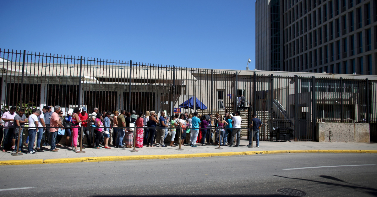 Cubanos hacen cola para ingresar a la Embajada de los Estados © Reuters/Alexandre Meneghini