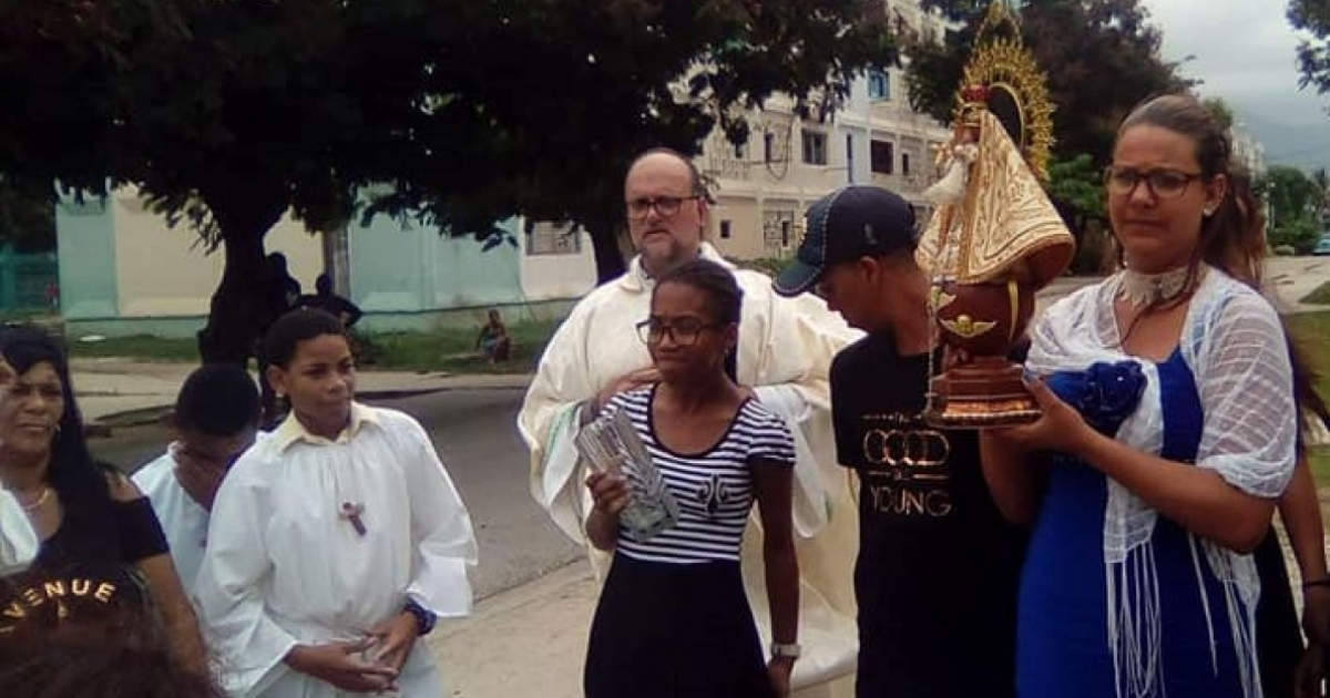 El P. Redondo, detrás, al centro, con jóvenes cubanos. © JMJ Cuba/ Facebook
