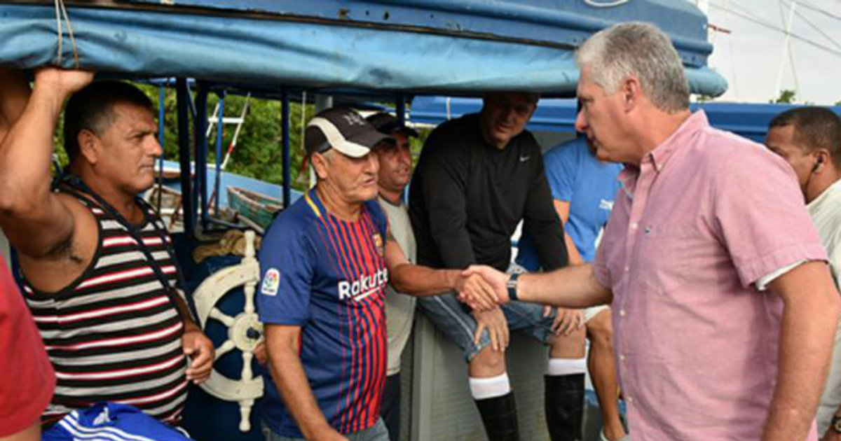 Díaz-Canel saluda a pescadores en Batabanó. © Estudios Revolución.