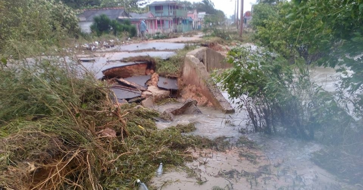 Carretera destruida en Pinar del Río © Omar Cáceres Rodríguez/ Facebook