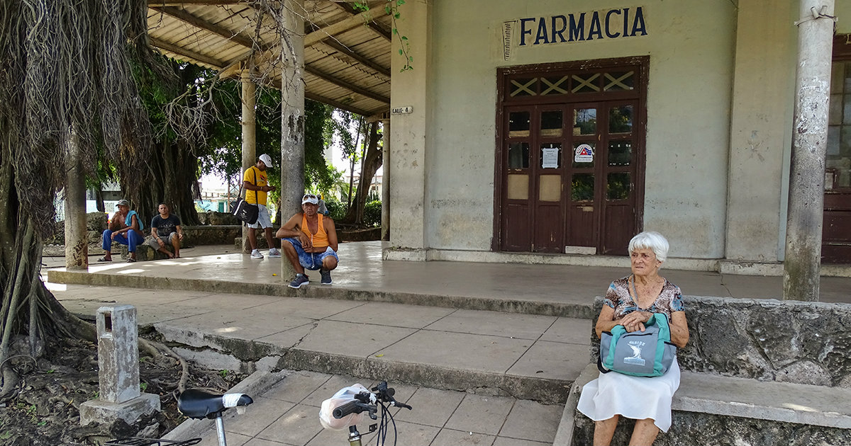 Una farmacia cubana cerrada a cal y canto. © CiberCuba