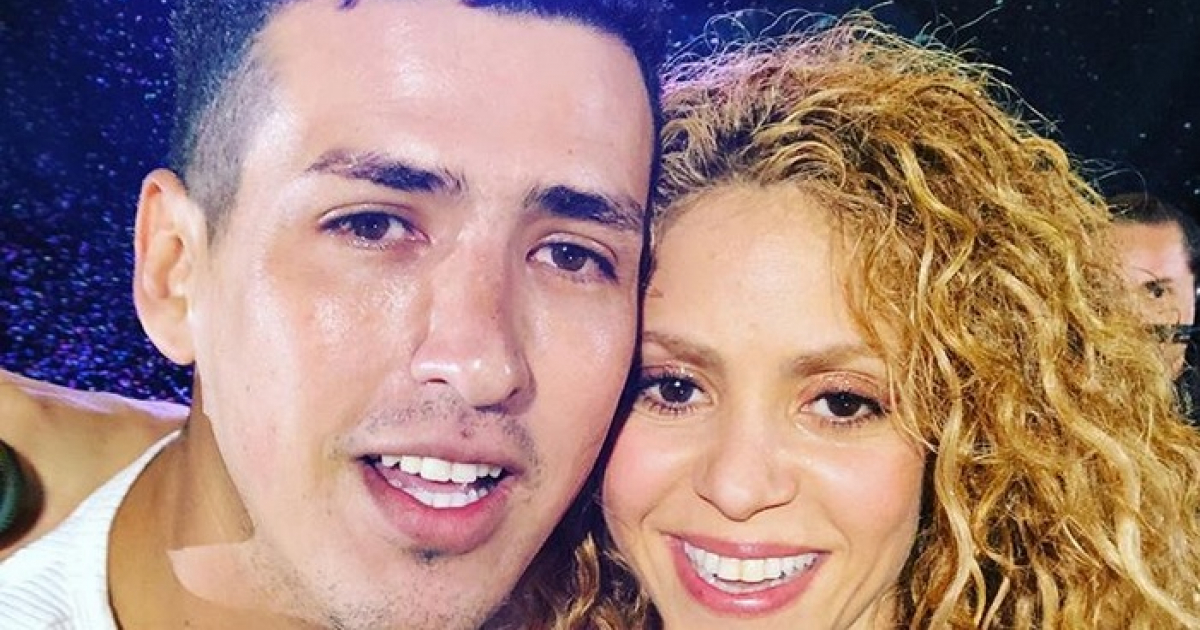 Shakira y un fan durante concierto en Ciudad de México © Instagram / Axel Escobar