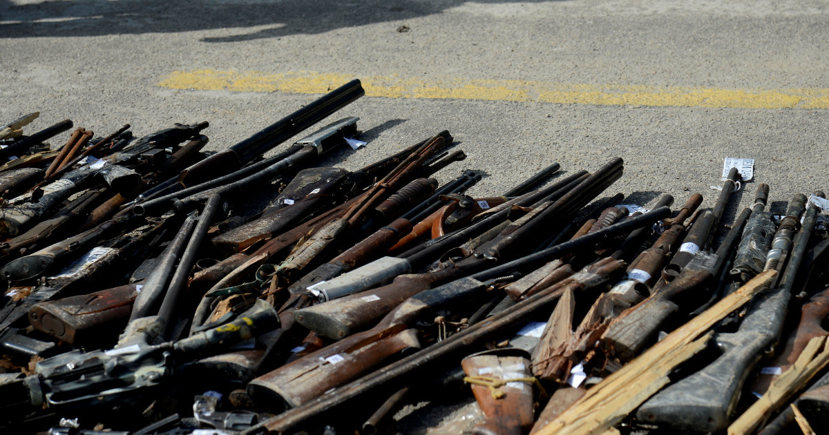 Miles de armas aparecen en el suelo tras ser incautadas por la Policía Federal © Agência Brasil / Tânia Rêgo / Flickr