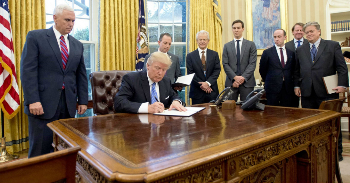 El presidente Trump firma una orden ejecutiva en la Casa Blanca © Wikimedia Commons