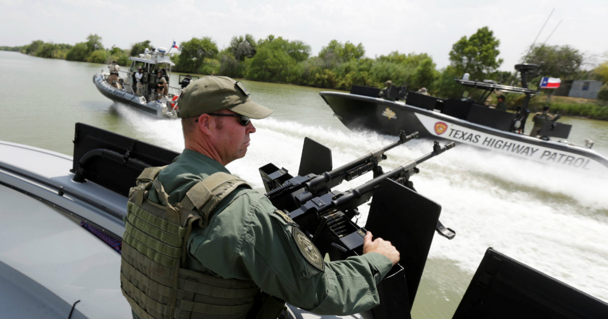 Militar estadounidense patrulla el Río Grande © Reuters / Eric Gay
