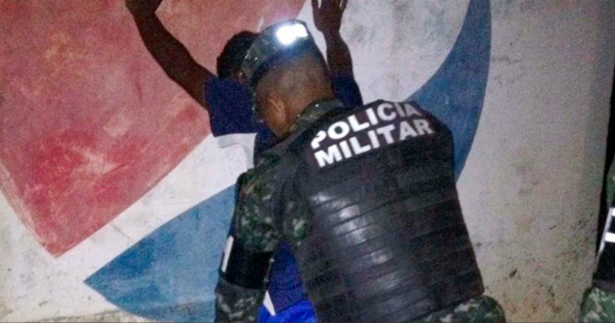 Agente de la policía de Honduras arrestando a un hombre © Twitter / @sedenah ‏- Archivo