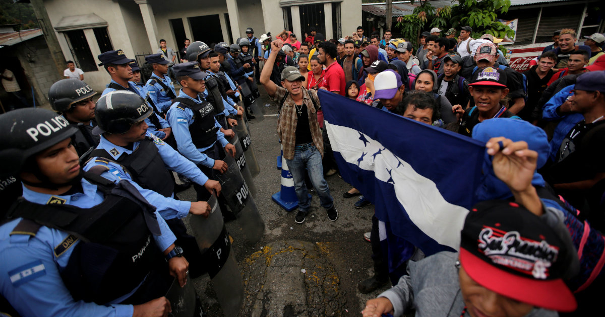 Caravana de migrantes se manifiesta con la policía de Honduras delante © Reuters / Jorge Cabrera