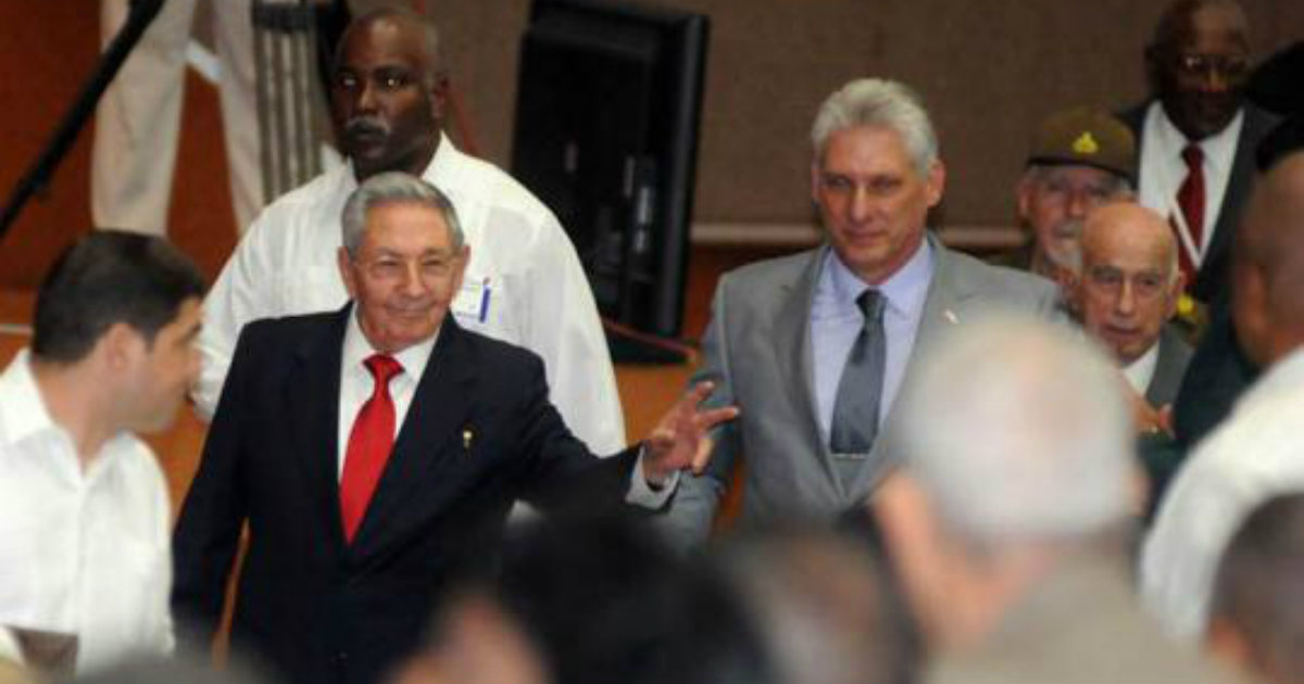 Raúl Castro, junto a Díaz-Canel, en la sesión constitutiva de la IX Legislatura del Parlamento cubano. © Minrex.